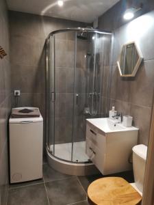 索波特的住宿－Apartament la mar，带淋浴、卫生间和盥洗盆的浴室