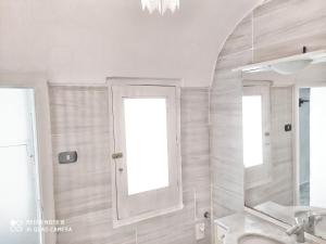 bagno con lavandino e specchio di Casa Barletta a Monopoli