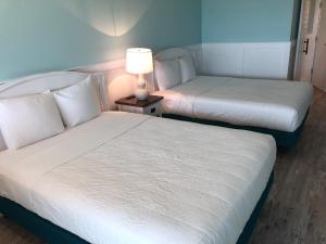 Ein Bett oder Betten in einem Zimmer der Unterkunft John Yancey Oceanfront Inn