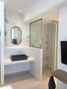 A bathroom at Quartano Luxury Cycladic Residence, Adults Only (13+)