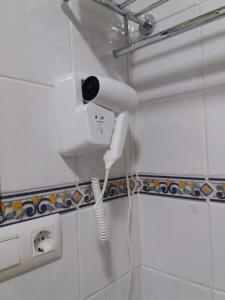Un secador de pelo colgado en la pared de un baño. en Apartamentos La Huerta de la Torre, en Cangas de Onís 46 fotos más