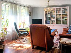 - un salon avec un canapé et une chaise dans l'établissement 4 person holiday home in F RGELANDA, à Färgelanda