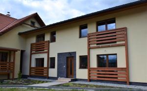 une maison avec des panneaux en bois sur la façade dans l'établissement ADEMI Apartments, à Smrečany