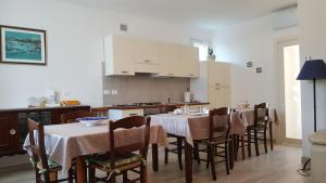 una cucina con tavolo e sedie in una stanza di Le Botti B&B a Savio di Ravenna
