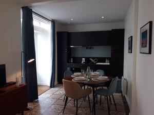 a dining room with a table and chairs at Le Lagon, studio cosy lumineux - proche gare in Rennes