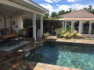 Piscina a mazet provençal o a prop