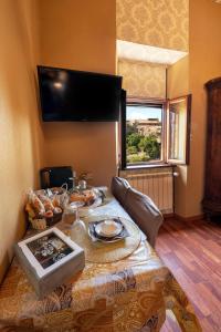 
A television and/or entertainment center at B & B "L'Incontro" Residenza Medioevale
