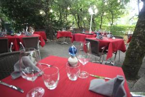 Saint-Priest-TaurionにあるRELAIS DU TAURIONの赤いテーブルクロスとワイングラスが置かれたテーブル