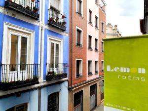 un edificio azul con balcones y una señal en él en CH Lemon Rooms - Madrid en Madrid