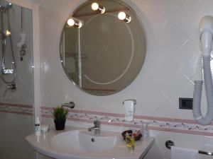 y baño con lavabo y espejo. en Best Western Hotel Dei Cavalieri, en Barletta