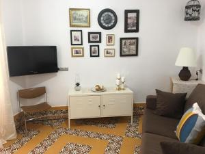 Televízia a/alebo spoločenská miestnosť v ubytovaní Casa del Mercado