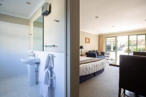 Habitación de hotel con cama y baño en Murchison Motels en Murchison