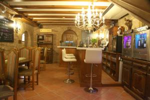 The lounge or bar area at Hotel Merindad de Olite
