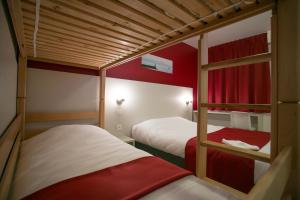 Giường trong phòng chung tại Motel des Landes