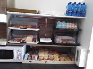 einen offenen Kühlschrank mit Speisen und einer Mikrowelle in der Unterkunft B&B La Casa Du Barone in Falcone