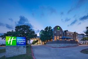 een hotel met een bord voor een gebouw bij Holiday Inn Express & Suites Cedar Park (Nw Austin) by IHG in Cedar Park
