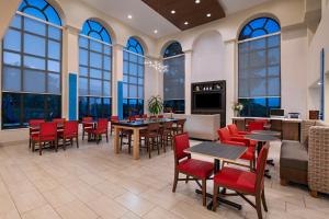 Khu vực ghế ngồi tại Holiday Inn Express & Suites Cedar Park (Nw Austin), an IHG Hotel