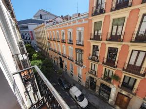 uma vista para uma rua da cidade com edifícios em CH Otello Rooms I - Madrid em Madrid