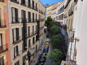 una vista aérea de una calle de la ciudad con un tranvía en CH Otello Rooms I - Madrid en Madrid
