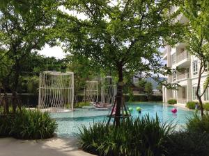 una piscina en un hotel con parque infantil en Summer Huahin Condo by Howard en Hua Hin