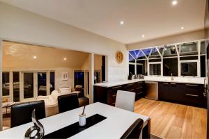 - une cuisine et un salon avec vue sur le salon dans l'établissement The Hill Haven Queenstown, à Queenstown