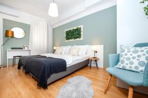 1 dormitorio con 1 cama y 1 silla azul en Apartment Mimi en Rovinj