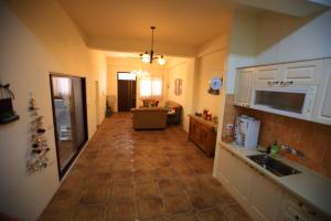 una cucina con pavimento piastrellato e armadietti bianchi di 影拾光民宿Shadow of Light B&B a Puli