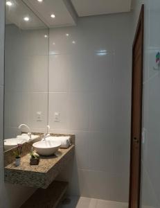 bagno con lavandino e specchio di Pousada Tia Tuquinha a Piauí