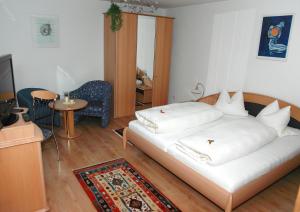 Gulta vai gultas numurā naktsmītnē Hotel Garni Aurora