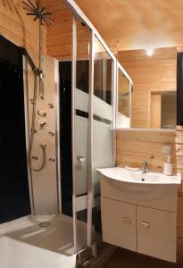 Gallery image of Au Coeur du Bien-Etre, chalet avec piscine chauffée et couverte, SPA, sauna, massages in Monteaux