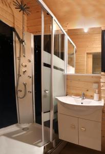 モントーにあるAu Coeur du Bien-Etre, chalet avec piscine chauffée et couverte, SPA, sauna, massagesのギャラリーの写真