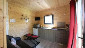 Gallery image of Au Coeur du Bien-Etre, chalet avec piscine chauffée et couverte, SPA, sauna, massages in Monteaux