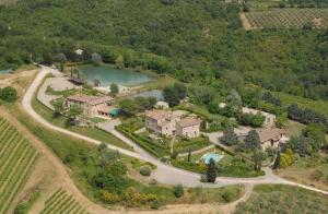 eine Luftansicht eines Hauses mit See in der Unterkunft Chianti Suite in Castellina in Chianti