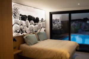een slaapkamer met een bed met een schilderij aan de muur bij B&B Presende in Veurne