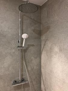 uma casa de banho com uma cabeça de chuveiro em B&B Presende em Veurne
