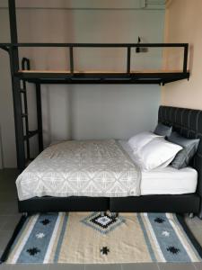 Postel nebo postele na pokoji v ubytování The 8 hostel Buriram