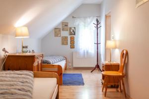 a bedroom with two beds and a desk in it at Całoroczny Dom Wakacyjny MAGNOLIA Miłków-Karpacz in Miłków