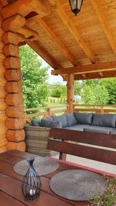 een houten paviljoen met een bank en een tafel bij Olecka-Chata in Istebna
