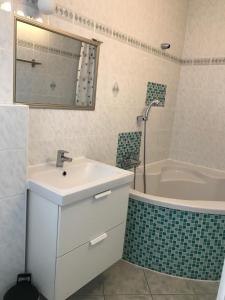 a bathroom with a sink and a bath tub at Ferienhaus Strandgut in Zingst +15 photos
