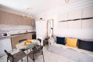 un salon avec un canapé et une table dans une cuisine dans l'établissement Costa del Silencio Apartment, à Costa del Silencio
