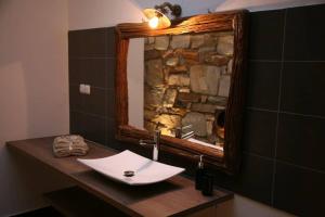 een badkamer met een wastafel en een spiegel bij Chez Kiki et Ioannis in Naxos Chora