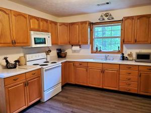 Afbeelding uit fotogalerij van Ridge Retreat at Hearthstone Cabins and Camping - Pet Friendly in Helen +22 foto's