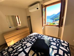 Un dormitorio con una cama y una ventana con vistas. en Il Bellavista, en Lezzeno