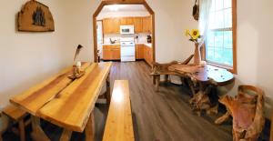 Afbeelding uit fotogalerij van Ridge Retreat at Hearthstone Cabins and Camping - Pet Friendly in Helen