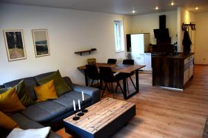 ein Wohnzimmer mit einem Sofa und einem Tisch in der Unterkunft daheim im hirschen in Schönwald