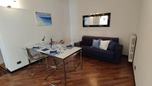 un soggiorno con tavolo e divano di Al Terra di Mare Appartamenti - "Garibaldi 80" a Levanto