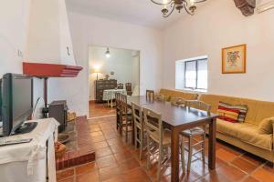 sala de estar con mesa y sofá en Apartamentos Rurales Las Caleras, en Almagro