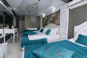 パムッカレにあるPamukkale Melrose Viewpoint Suitesのベッドルーム1室(ベッド2台、シンク付)