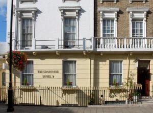 ein Gebäude mit Balkon darüber in der Unterkunft The Grapevine Hotel in London