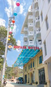 hotel z znakiem na boku budynku w obiekcie Hopapa Hotel w Duong Dong